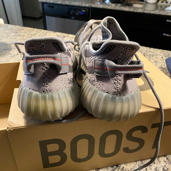 Yeezy 350 - Picture 3 of 9
